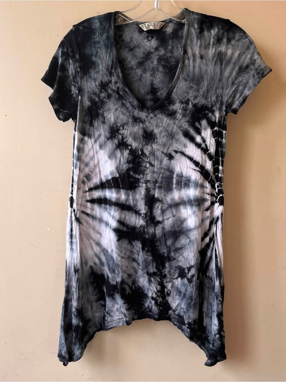 Tryst Tie-Dye V-Neck Sharkbite Hem Top Size Small